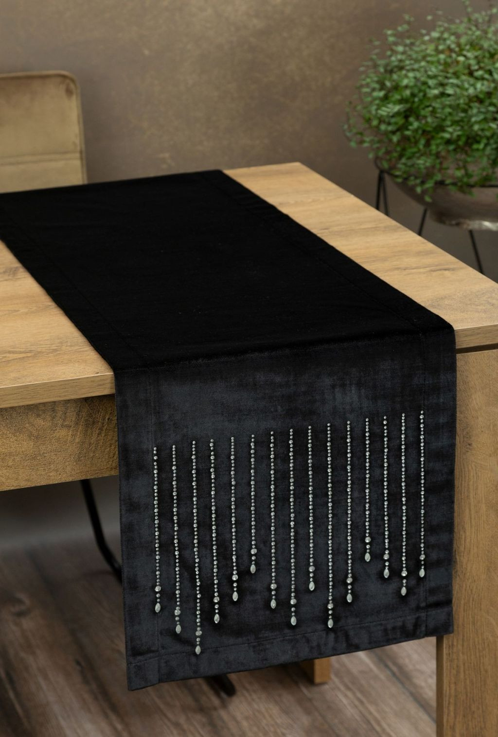 DomTextilu Luxusný zamatový stredový obrus v čiernej farbe s detailom kamienkov 47428-219297 Čierna