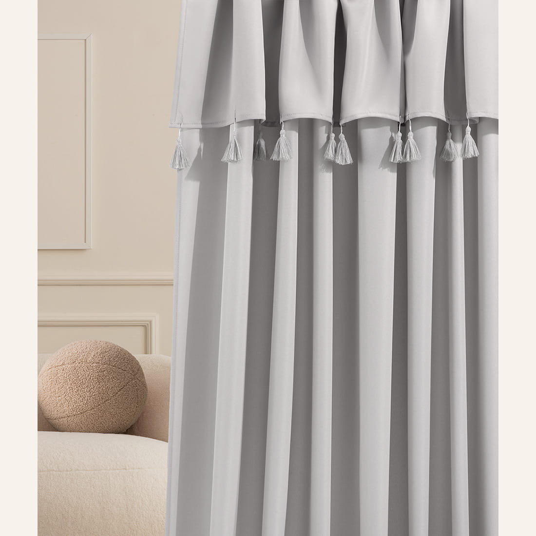 Sivý záves Astoria so strapcami na strieborné priechodky 140 x 260 cm