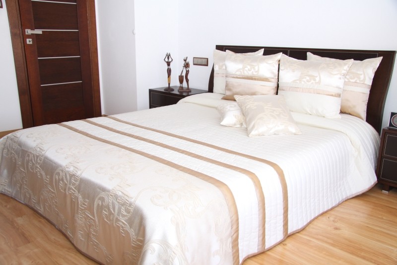 domtextilu.sk Luxusný prehoz na posteľ krémový s karamelovými pásmi Šírka: 200 cm | Dĺžka: 240 cm 2483-104080