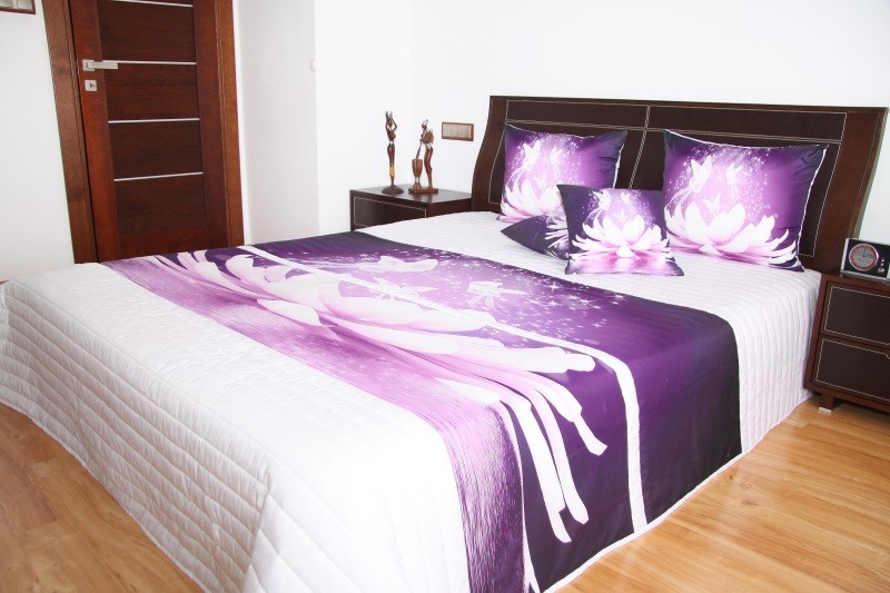 domtextilu.sk Prehoz na posteľ bielej farby s motívom fialového kvetu Šírka: 220 cm | Dĺžka: 240 cm 2933-131070