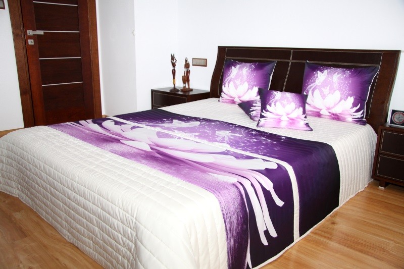 domtextilu.sk Prehoz na posteľ krémovej farby s motívom fialového kvetu Šírka: 220 cm | Dĺžka: 240 cm 2939-131067