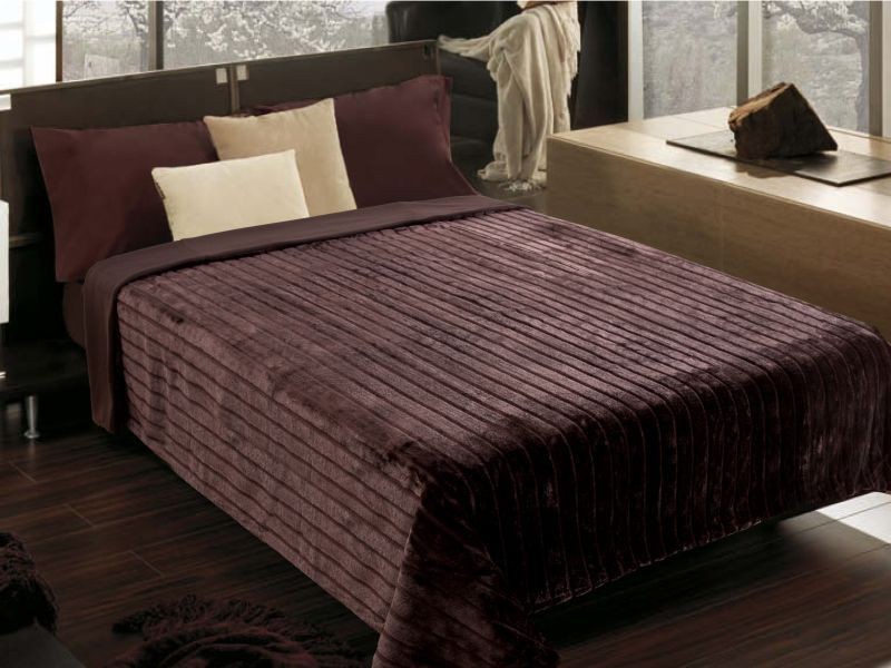 E-shop Tmavo hendá deka na posteľ s pruhovaným vzorom