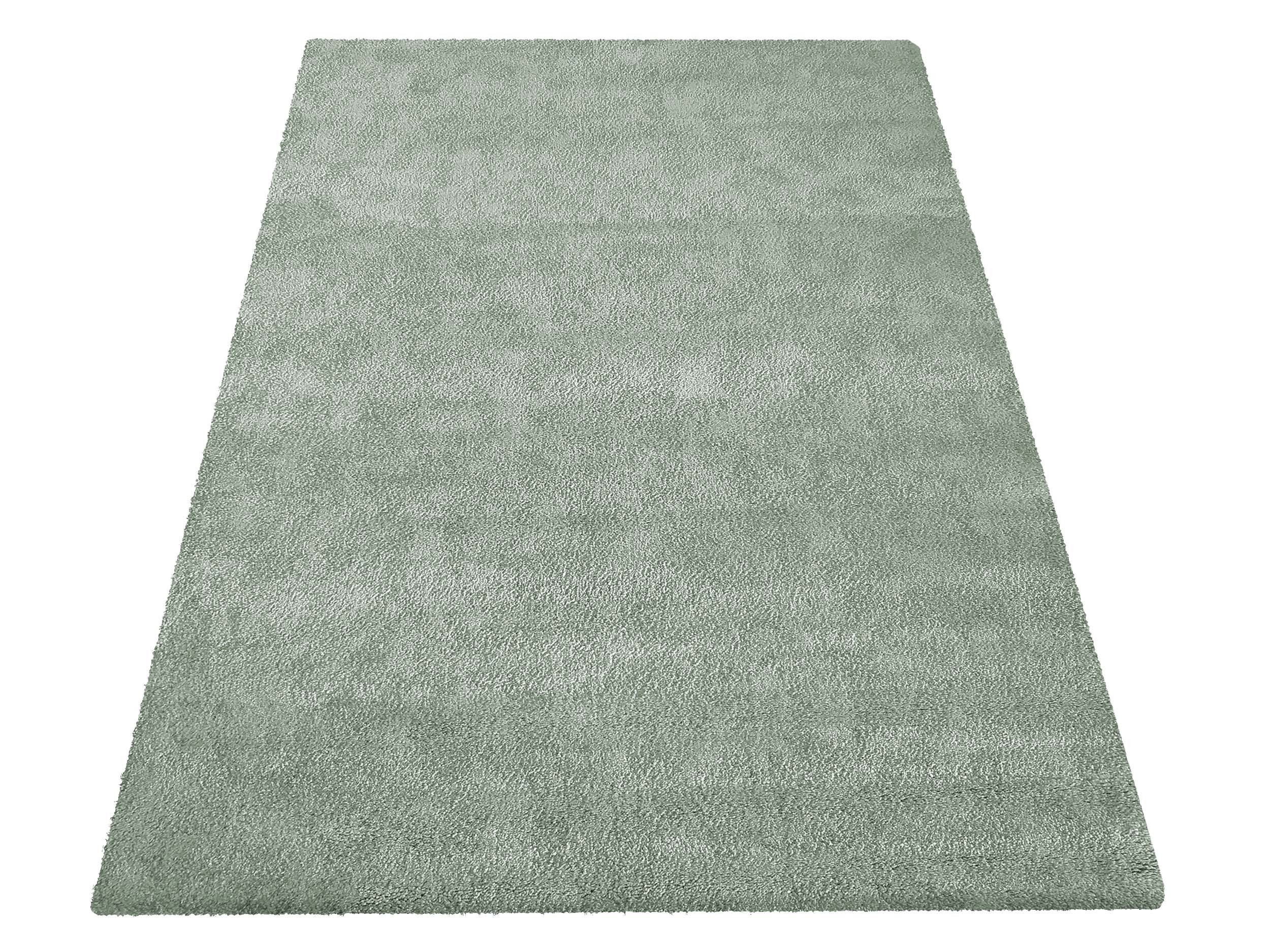 Moderný huňatý koberec v mentolovej farbe