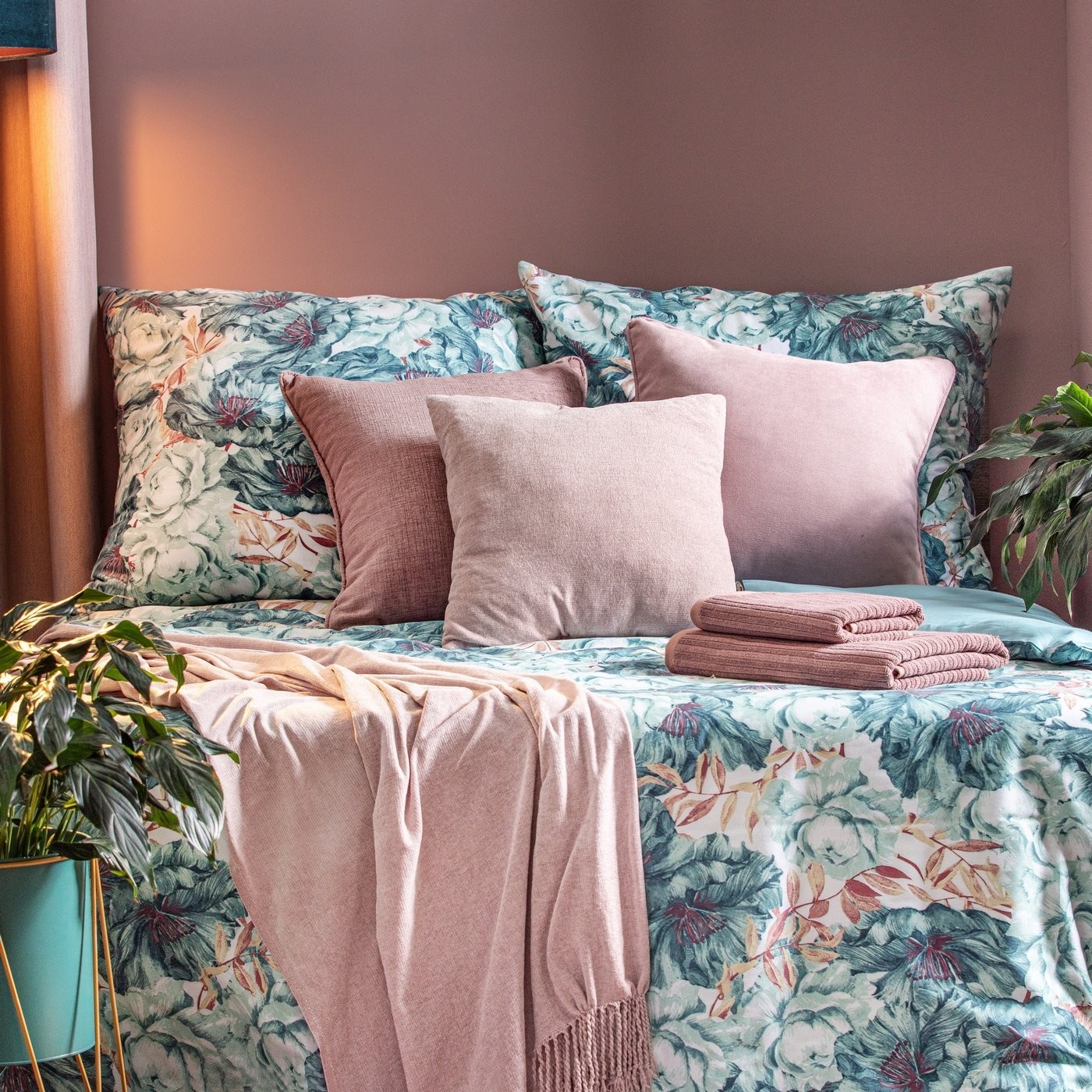 E-shop Romantická posteľná bielizeň AVINION z bavlny s motívom kvetín