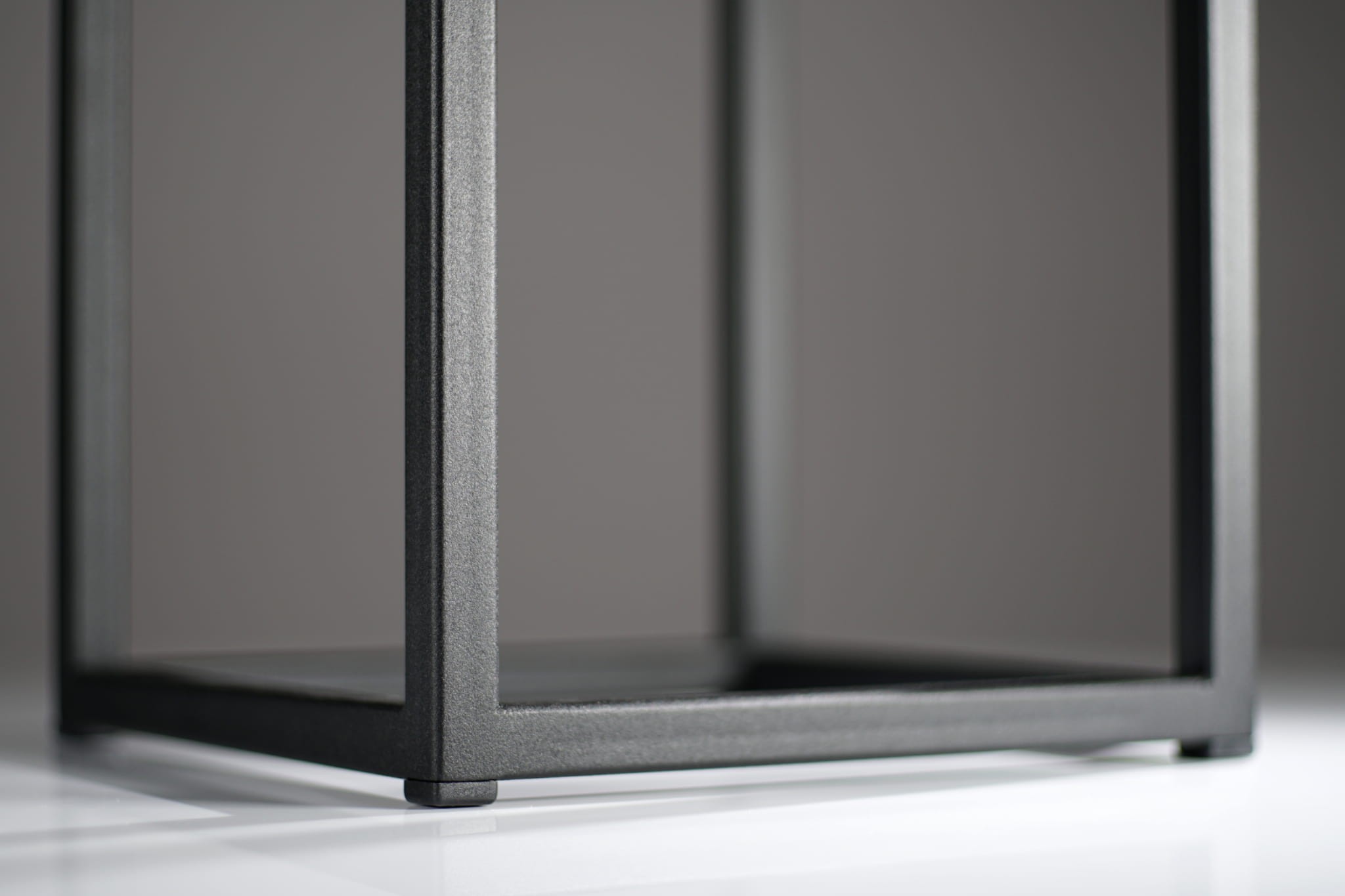 Domtextilu Elegantný vysoký kovový kvetináč v šedej farbe LOFT FIORINO 22X22X80 cm