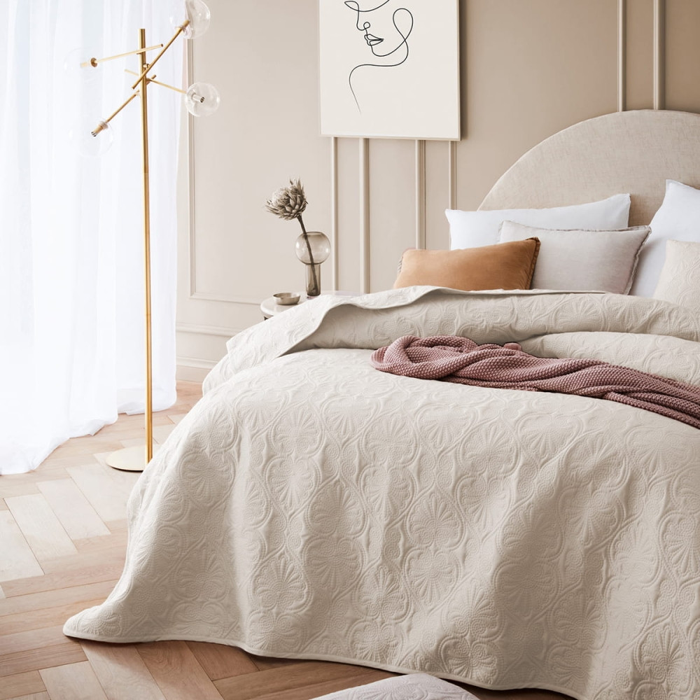 E-shop domtextilu.sk Krásny jemný prehoz na posteľ Leila v krémovej farbe 170 x 210 cm 67076