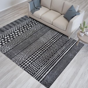 Dizajnový koberec sivej farby s decentnými vzormi