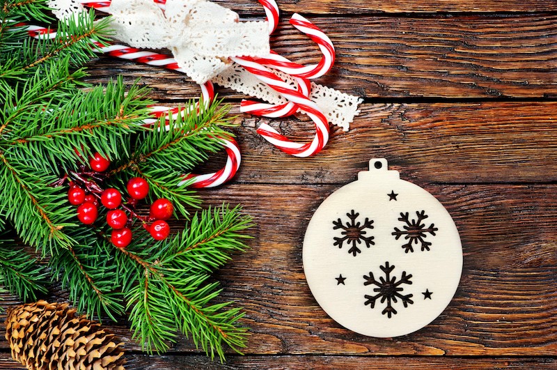E-shop domtextilu.sk Vianočná guľa na stromček s vyrezávanými vločkami 12236