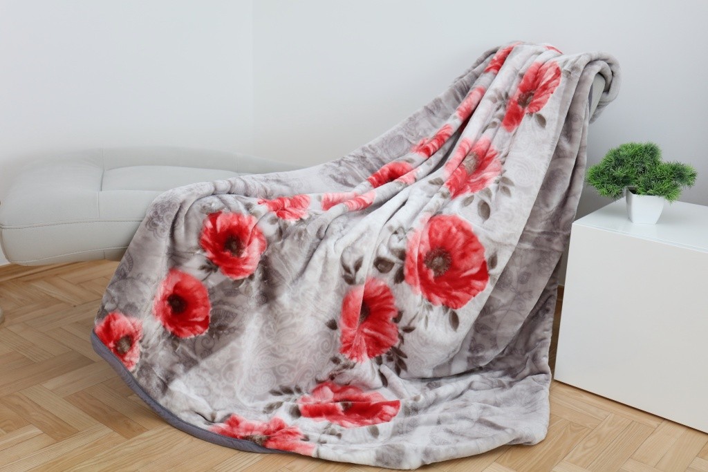 E-shop Sivá teplá deka s potlačou červených kvetov