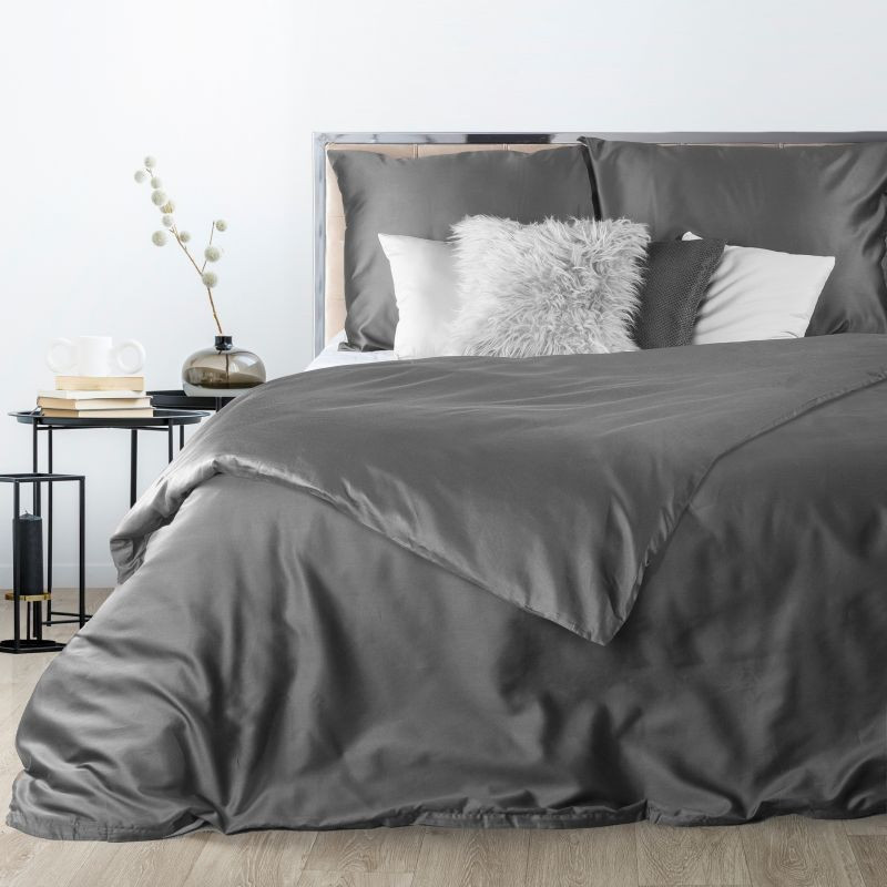 E-shop domtextilu.sk Luxusné posteľné obliečky z bavlneného saténu tmavo sivej farby 3 časti: 1ks 180x200 + 2ks 70 cmx80 27582-153045
