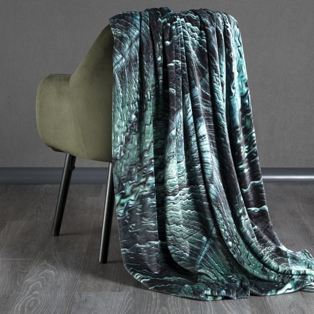 Luxusná zeleno čierna deka s motívom abstraktných listov 150 x 200 cm