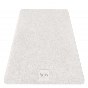 Kvalitný kusový koberec s vysokým vlasom bielej farby